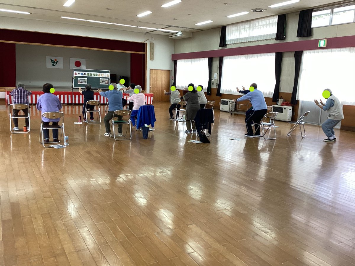 hokubuhoukatu's tweet photo. ＃綴子公民館 で心と体の健康教室「はびっと」でした！県のスポーツ科学センターから運動の先生をお招きして、いつもより強度の強い運動を頑張りました💪🔥始まる前は肌寒かったのが、汗ばむほどでしたね！スポーツの秋をいい機会に運動習慣を身に着けたいです🍁
＃北秋田 ＃地域包括支援センター https://t.co/ynse3mXsBJ