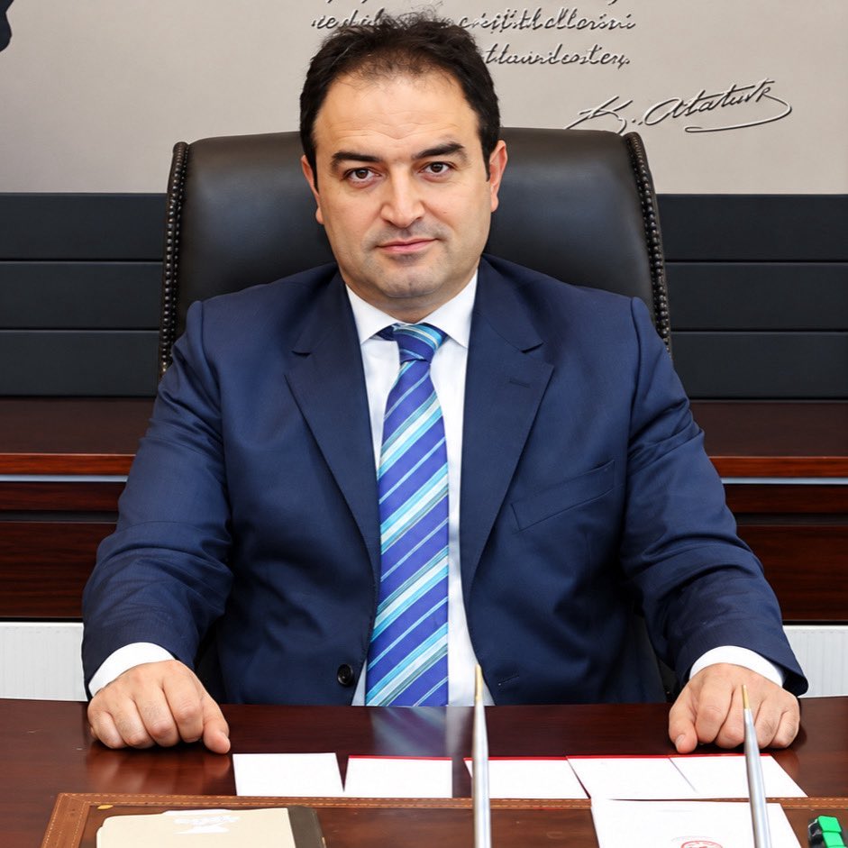 itibarhaberx's tweet photo. Eski bürokrat Osman Arıkan Nacar'ın fondan 20 milyar TL kazandığı iddia edildi. (Sözcü - Veli Toprak)

— Fon dolandırıcılığında 20 milyar TL kazandığı iddia edilen AKP Milletvekili Adayı Osman Arıkan Nacar, bürokraside de görev aldı. 

— Sağlık Bakanlığı İlaç ve Tıbbi Cihaz Kurumu Tıbbi Cihaz Daire Başkanlığı, 

— Acil Sağlık Hizmetleri Genel Müdürlüğü

— Türkiye İlaç ve Tıbbi Cihaz Kurumu Başkanlığı,

— Çalışma ve Sosyal Güvenlik Bakanlığı Müsteşar Yardımcılığı Nacar’ın geçmişte yürüttüğü görevler arasında.

— 20 milyar TL'lik işlemle bağlantısı olduğu öne sürülen Nacar'ın ortağı Ali Göl tutuklandı. 

— Nacar da yurt dışına gitti.