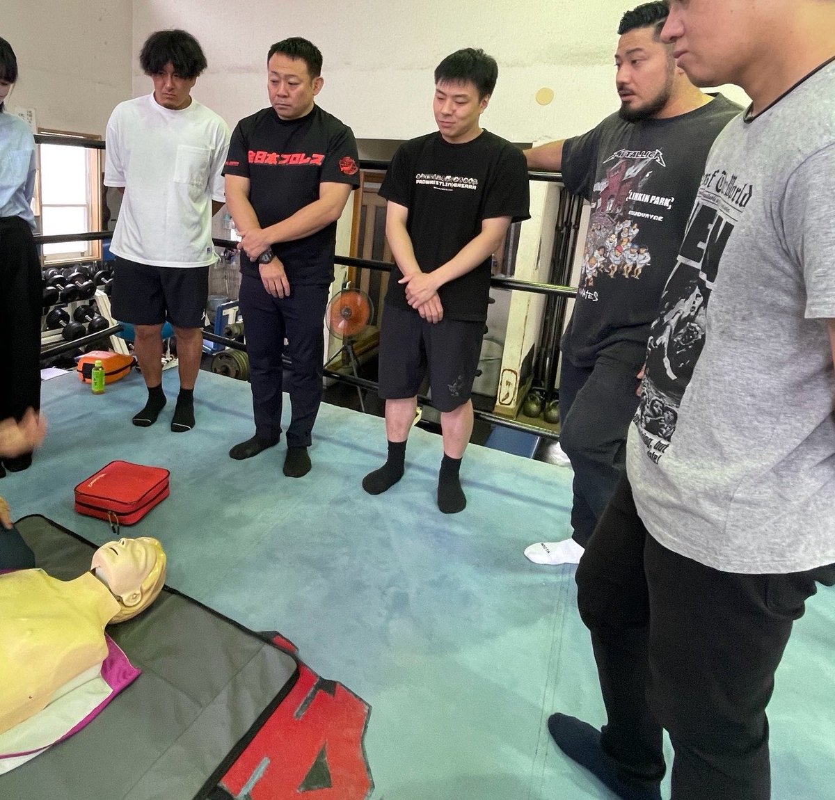 alljapan_pw's tweet photo. 講習には横浜市消防局 青葉消防署 元石川消防出張所の皆様にお越し頂き、プロレス現場で起こりうる外傷とその初期対応について学びました。
￼
講習会では各選手、スタッフが心肺蘇生法やAEDの使用方法などを実践しました。
￼
全日本プロレスでは、選手・スタッフに予期せぬ事故に対しての対応方法について啓蒙するとともに、横浜市消防局との共創により社会貢献活動に取り組んでいきます。

#ajpw