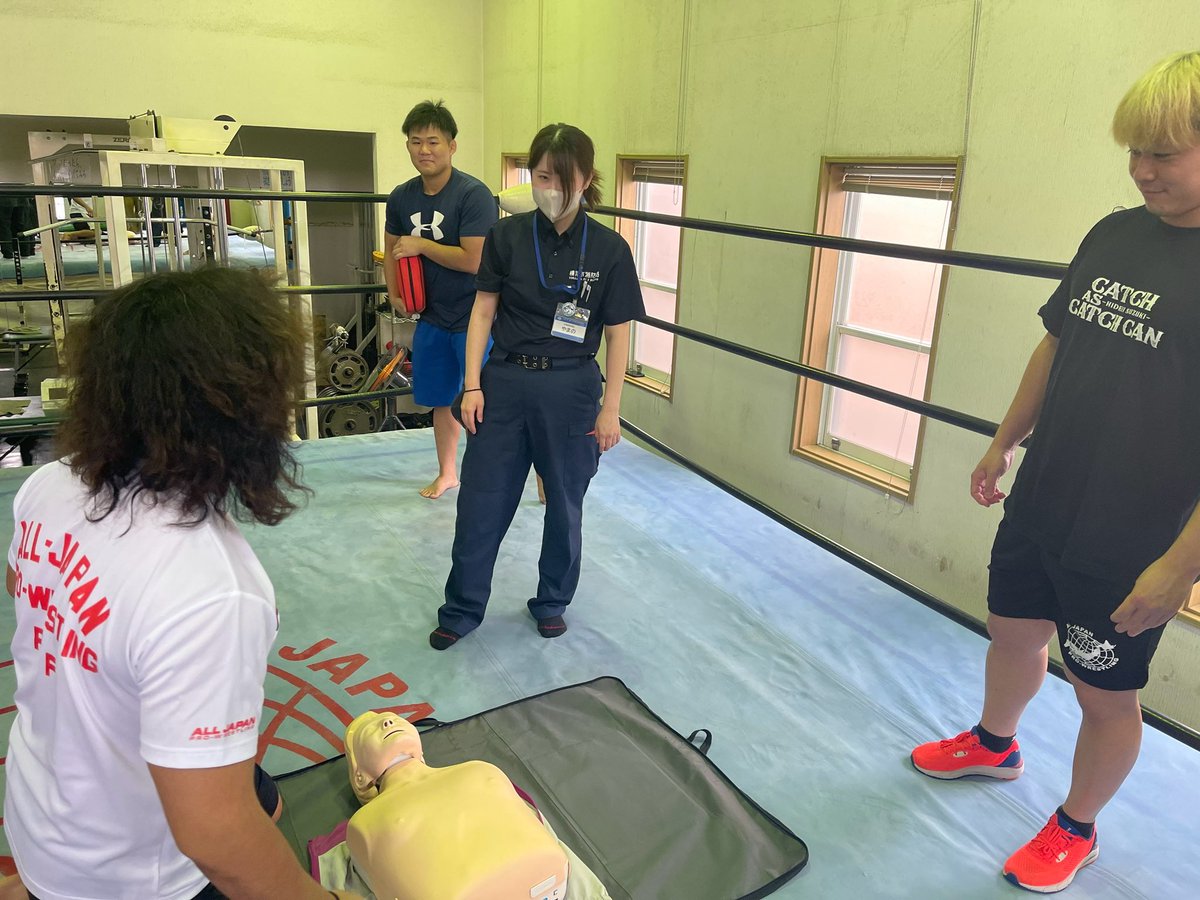alljapan_pw's tweet photo. 講習には横浜市消防局 青葉消防署 元石川消防出張所の皆様にお越し頂き、プロレス現場で起こりうる外傷とその初期対応について学びました。
￼
講習会では各選手、スタッフが心肺蘇生法やAEDの使用方法などを実践しました。
￼
全日本プロレスでは、選手・スタッフに予期せぬ事故に対しての対応方法について啓蒙するとともに、横浜市消防局との共創により社会貢献活動に取り組んでいきます。

#ajpw