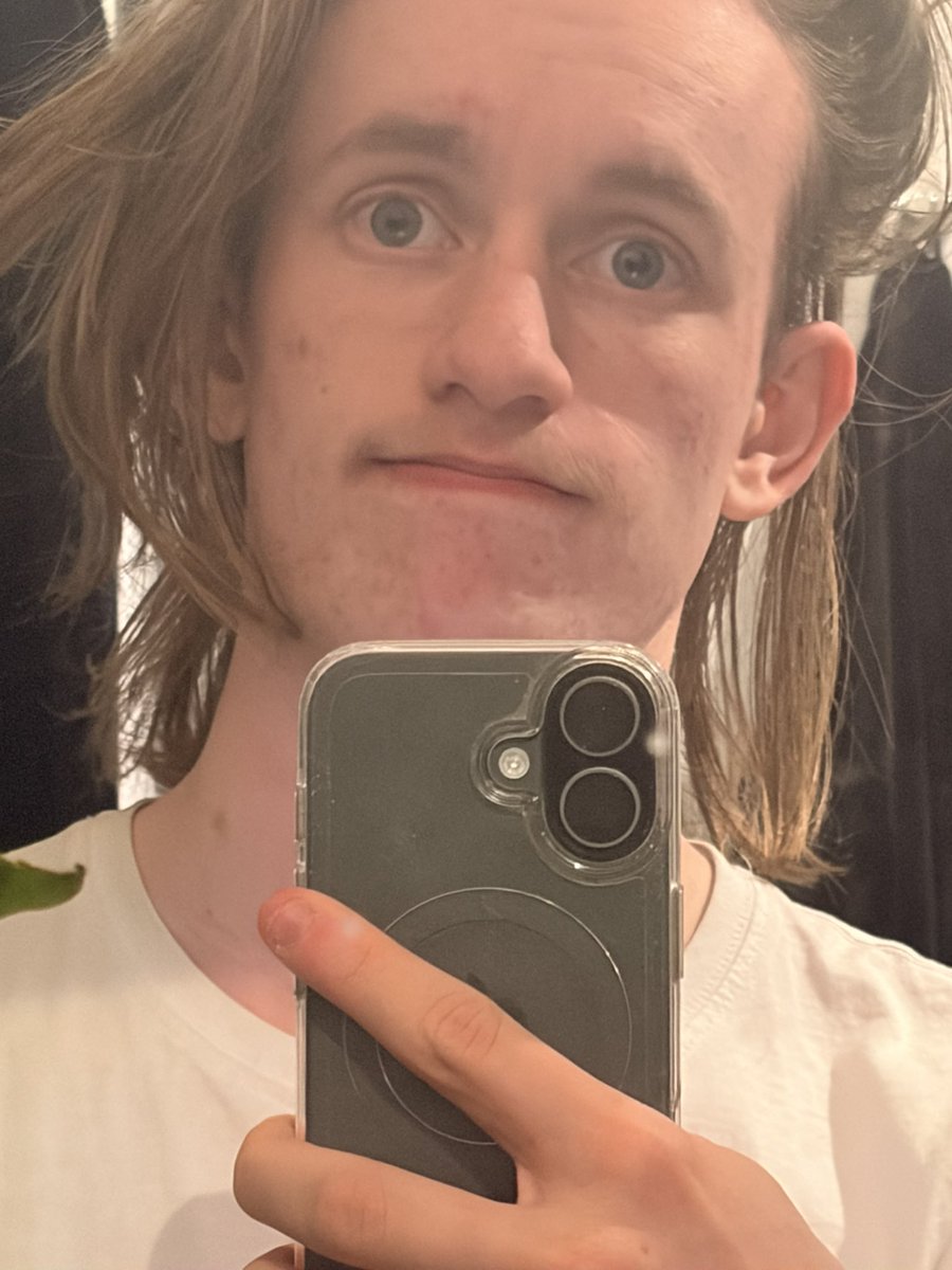 TheRealGlytch's tweet photo. I shaved and instantly look 10 years younger https://t.co/A9uborG4XY