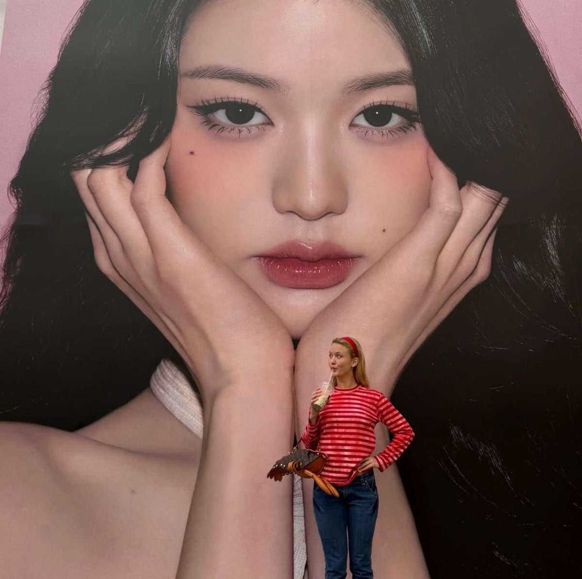 jiheulz's tweet photo. ZARA LARSSON POSING WITH A WONYOUNG MURAL https://t.co/N51BHhpa3c