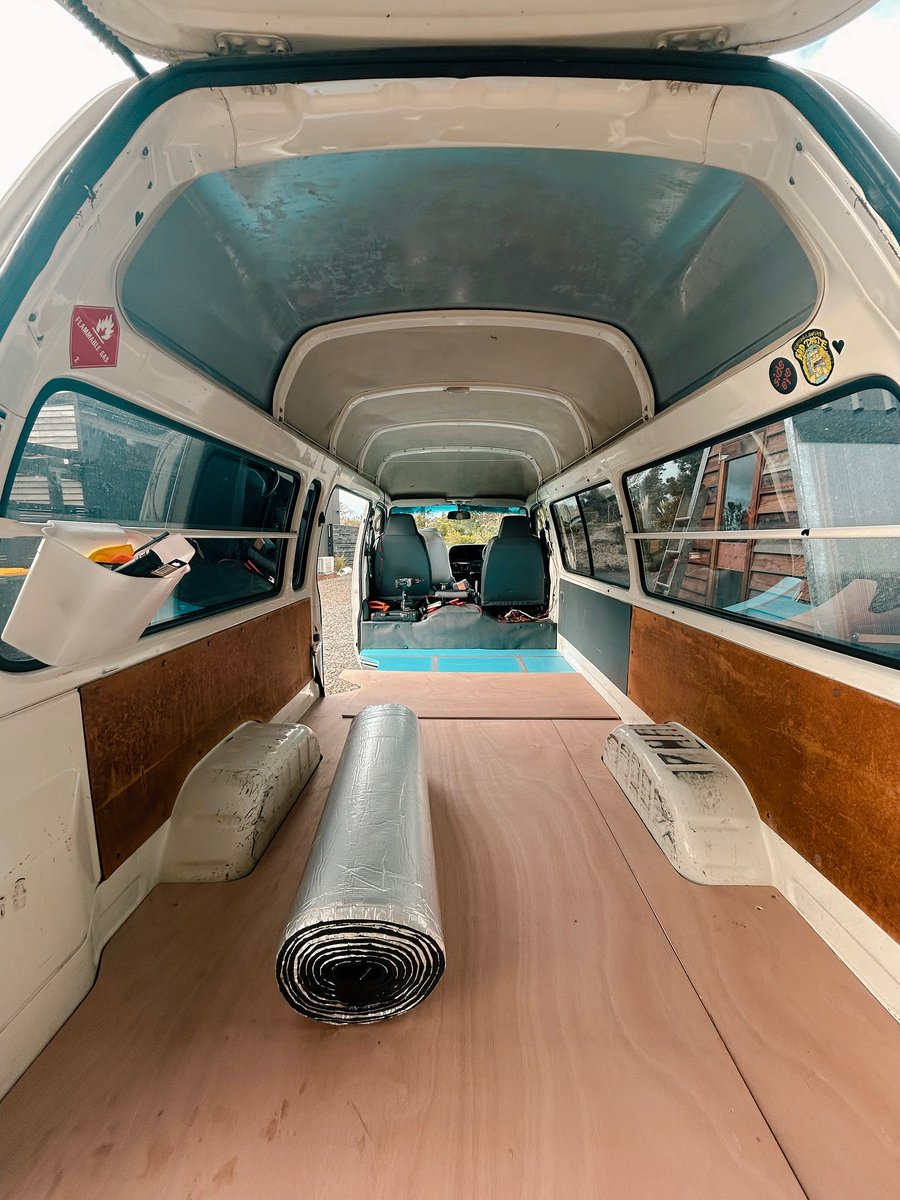 glasnot1990's tweet photo. Aménagement du van : nettoyage, isolation, finitions sol et plafond. Montage du lit coulissant, bancs et table avec rangements intégrés. Matelas mousse et housses sur mesure. https://t.co/7M0Z10vWyk