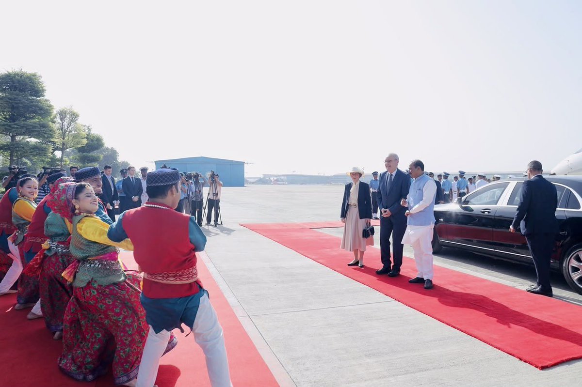 ParmelinG's tweet photo. Invité pour une visite d’État en Inde qui débute aujourd'hui et qui durera jusqu'au 7 octobre, j'ai été reçu avec beaucoup d'honneur à mon arrivée à l'aéroport de Delhi. https://t.co/vzHXKtgNCM