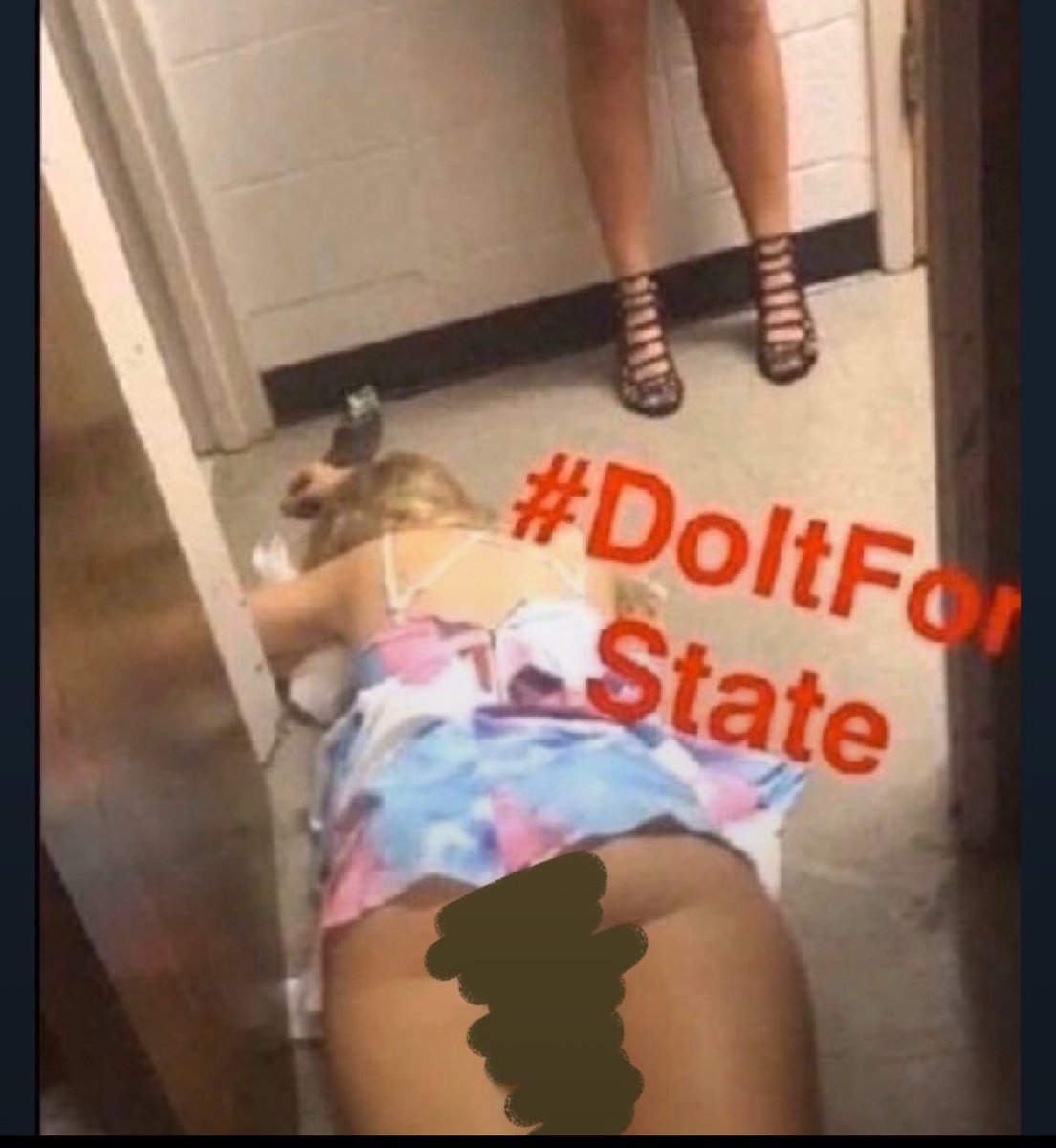 33000emails_'s tweet photo. @beyoncegarden @SeeDeeMcLeod the shit is blurred but https://t.co/edNyvLe37H