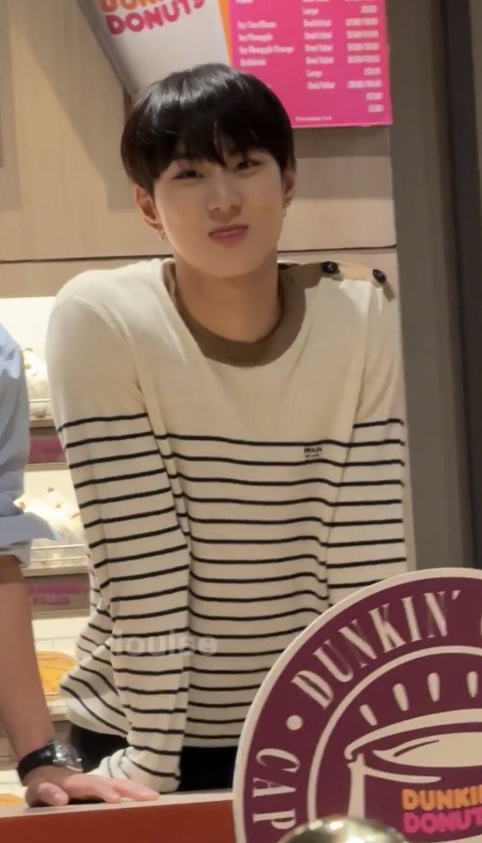 xluvyjwon's tweet photo. 3 days straight kumain ng donut kaya bilog na bilog yung bebe #jungwon na yan, tapos nagtataka siya why he is so round (⁠´⁠；⁠ω⁠；⁠｀⁠)

sobrang cute ng choco boba butter nut ko huhu

#정원 #엔하이픈_정원 #양정원 ♡ https://t.co/iOSWJjos7B