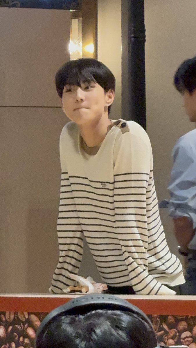 xluvyjwon's tweet photo. 3 days straight kumain ng donut kaya bilog na bilog yung bebe #jungwon na yan, tapos nagtataka siya why he is so round (⁠´⁠；⁠ω⁠；⁠｀⁠)

sobrang cute ng choco boba butter nut ko huhu

#정원 #엔하이픈_정원 #양정원 ♡ https://t.co/iOSWJjos7B