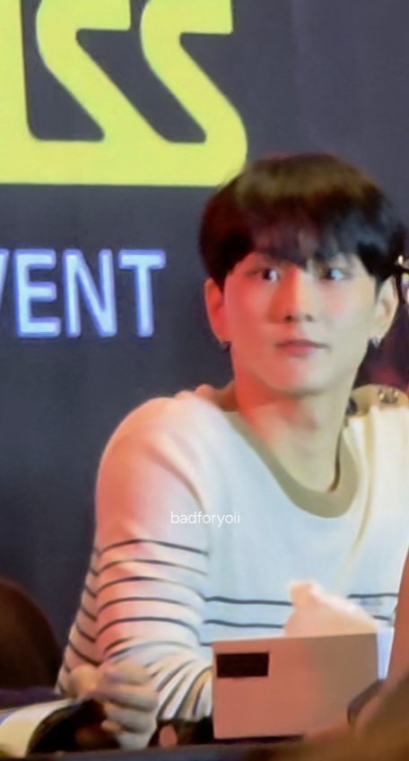 xluvyjwon's tweet photo. 3 days straight kumain ng donut kaya bilog na bilog yung bebe #jungwon na yan, tapos nagtataka siya why he is so round (⁠´⁠；⁠ω⁠；⁠｀⁠)

sobrang cute ng choco boba butter nut ko huhu

#정원 #엔하이픈_정원 #양정원 ♡ https://t.co/iOSWJjos7B