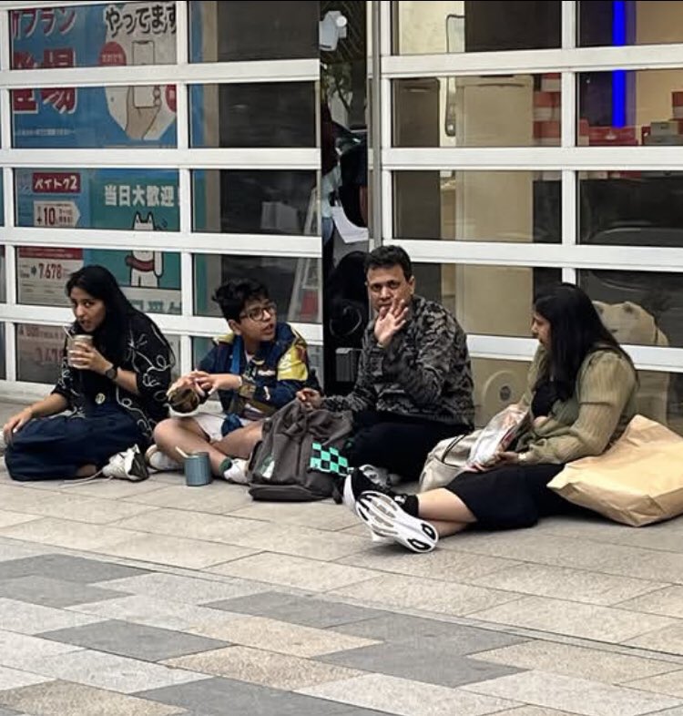 Izumi_Sunagawa's tweet photo. また銀座。

三越の店前に座り込んでコンセントを勝手に使い盗電し、持参した弁当を食う外国人。

コイツら銀座がどういう街だかわかってんのかよ。
本当に小汚いしマナー悪いし、
一体、何しに日本に来たんだよ？

そんなに金無いなら無理して日本に来るなよ。

円安だからって日本の景観や品質、民度まで安くなった訳じゃないからな。

お前達みたいなのが来る場所ちゃうぞ。