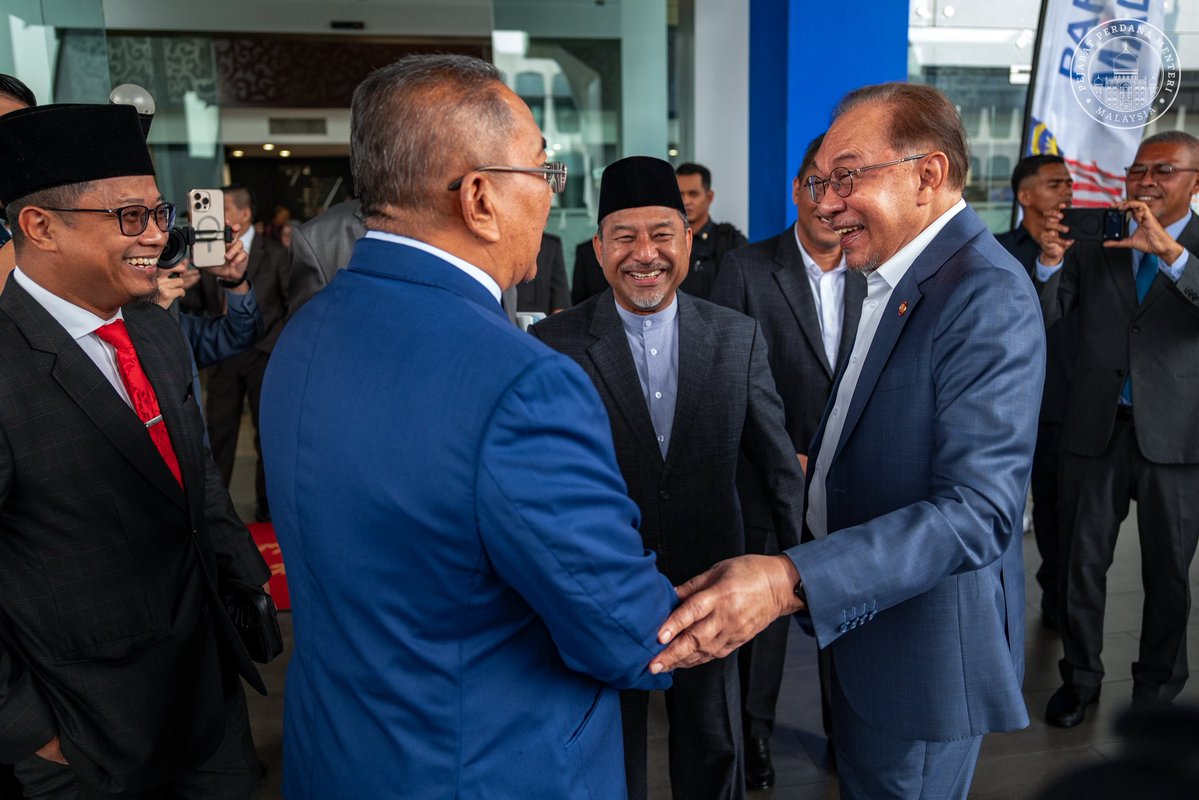 anwaribrahim's tweet photo. Sewaktu mempengerusikan Mesyuarat Majlis Tanah Negara (MTN) Ke-83, saya tegaskan bahawa amalan tatakelola yang baik perlu terus dipertahankan dan sebarang bentuk pencerobohan tanah tanpa kebenaran tidak boleh dipandang ringan kerana boleh menjejaskan perancangan negara serta kepentingan rakyat.

Justeru, aspek penguatkuasaan perlu terus diperkukuh, manakala sebarang isu berkaitan yang dibangkitkan oleh pihak berkepentingan, termasuk badan bukan kerajaan (NGO), perlu ditangani dengan segera agar maklumat yang tepat dan telus dapat disampaikan secara menyeluruh dan berkesan.

Tatkala kita mendepani kesan perubahan iklim, urus tadbir tanah tidak boleh lagi hanya tertumpu kepada keuntungan ekonomi atau pembangunan fizikal semata-mata.

Pengurusan tanah mesti dilaksanakan secara berhemah dan terancang bagi meminimumkan risiko terhadap kelestarian alam sekitar. Kerajaan MADANI akan terus memastikan setiap inisiatif pengurusan tanah dilaksanakan secara bertanggungjawab demi manfaat rakyat terbanyak.

#MalaysiaMADANI
#YakinMADANI