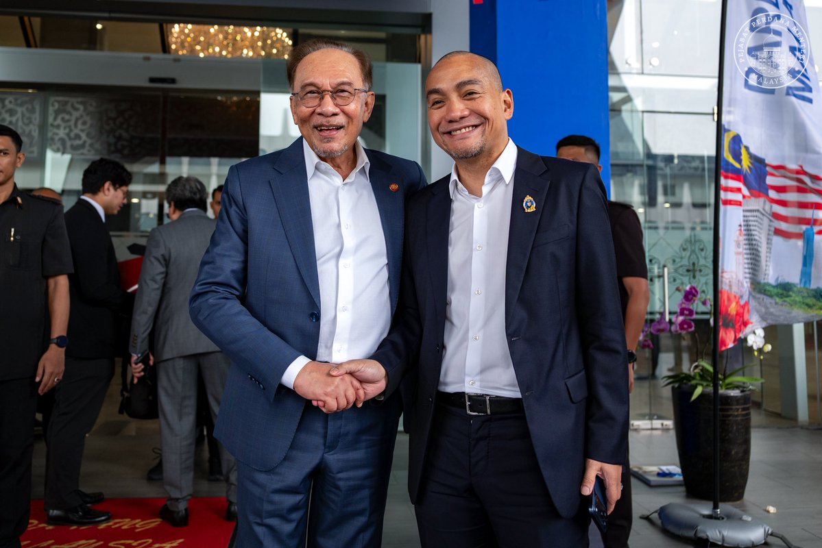 anwaribrahim's tweet photo. Sewaktu mempengerusikan Mesyuarat Majlis Tanah Negara (MTN) Ke-83, saya tegaskan bahawa amalan tatakelola yang baik perlu terus dipertahankan dan sebarang bentuk pencerobohan tanah tanpa kebenaran tidak boleh dipandang ringan kerana boleh menjejaskan perancangan negara serta kepentingan rakyat.

Justeru, aspek penguatkuasaan perlu terus diperkukuh, manakala sebarang isu berkaitan yang dibangkitkan oleh pihak berkepentingan, termasuk badan bukan kerajaan (NGO), perlu ditangani dengan segera agar maklumat yang tepat dan telus dapat disampaikan secara menyeluruh dan berkesan.

Tatkala kita mendepani kesan perubahan iklim, urus tadbir tanah tidak boleh lagi hanya tertumpu kepada keuntungan ekonomi atau pembangunan fizikal semata-mata.

Pengurusan tanah mesti dilaksanakan secara berhemah dan terancang bagi meminimumkan risiko terhadap kelestarian alam sekitar. Kerajaan MADANI akan terus memastikan setiap inisiatif pengurusan tanah dilaksanakan secara bertanggungjawab demi manfaat rakyat terbanyak.

#MalaysiaMADANI
#YakinMADANI