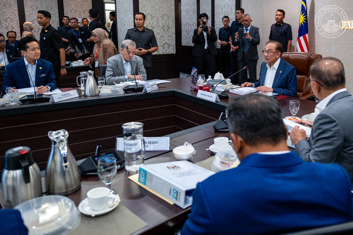 anwaribrahim's tweet photo. Sewaktu mempengerusikan Mesyuarat Majlis Tanah Negara (MTN) Ke-83, saya tegaskan bahawa amalan tatakelola yang baik perlu terus dipertahankan dan sebarang bentuk pencerobohan tanah tanpa kebenaran tidak boleh dipandang ringan kerana boleh menjejaskan perancangan negara serta kepentingan rakyat.

Justeru, aspek penguatkuasaan perlu terus diperkukuh, manakala sebarang isu berkaitan yang dibangkitkan oleh pihak berkepentingan, termasuk badan bukan kerajaan (NGO), perlu ditangani dengan segera agar maklumat yang tepat dan telus dapat disampaikan secara menyeluruh dan berkesan.

Tatkala kita mendepani kesan perubahan iklim, urus tadbir tanah tidak boleh lagi hanya tertumpu kepada keuntungan ekonomi atau pembangunan fizikal semata-mata.

Pengurusan tanah mesti dilaksanakan secara berhemah dan terancang bagi meminimumkan risiko terhadap kelestarian alam sekitar. Kerajaan MADANI akan terus memastikan setiap inisiatif pengurusan tanah dilaksanakan secara bertanggungjawab demi manfaat rakyat terbanyak.

#MalaysiaMADANI
#YakinMADANI