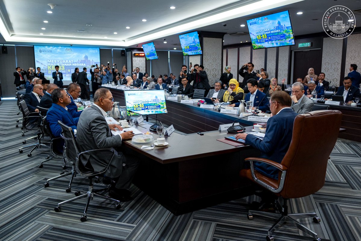 anwaribrahim's tweet photo. Sewaktu mempengerusikan Mesyuarat Majlis Tanah Negara (MTN) Ke-83, saya tegaskan bahawa amalan tatakelola yang baik perlu terus dipertahankan dan sebarang bentuk pencerobohan tanah tanpa kebenaran tidak boleh dipandang ringan kerana boleh menjejaskan perancangan negara serta kepentingan rakyat.

Justeru, aspek penguatkuasaan perlu terus diperkukuh, manakala sebarang isu berkaitan yang dibangkitkan oleh pihak berkepentingan, termasuk badan bukan kerajaan (NGO), perlu ditangani dengan segera agar maklumat yang tepat dan telus dapat disampaikan secara menyeluruh dan berkesan.

Tatkala kita mendepani kesan perubahan iklim, urus tadbir tanah tidak boleh lagi hanya tertumpu kepada keuntungan ekonomi atau pembangunan fizikal semata-mata.

Pengurusan tanah mesti dilaksanakan secara berhemah dan terancang bagi meminimumkan risiko terhadap kelestarian alam sekitar. Kerajaan MADANI akan terus memastikan setiap inisiatif pengurusan tanah dilaksanakan secara bertanggungjawab demi manfaat rakyat terbanyak.

#MalaysiaMADANI
#YakinMADANI