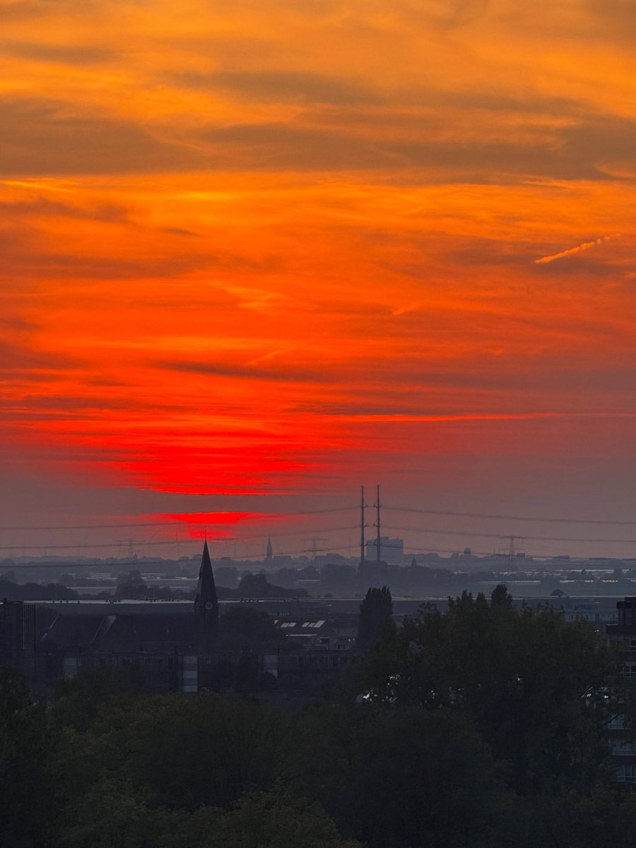 bergminas's tweet photo. Na een zware dag is er altijd weer een zonsondergang. https://t.co/A8wYZ5y5Wk