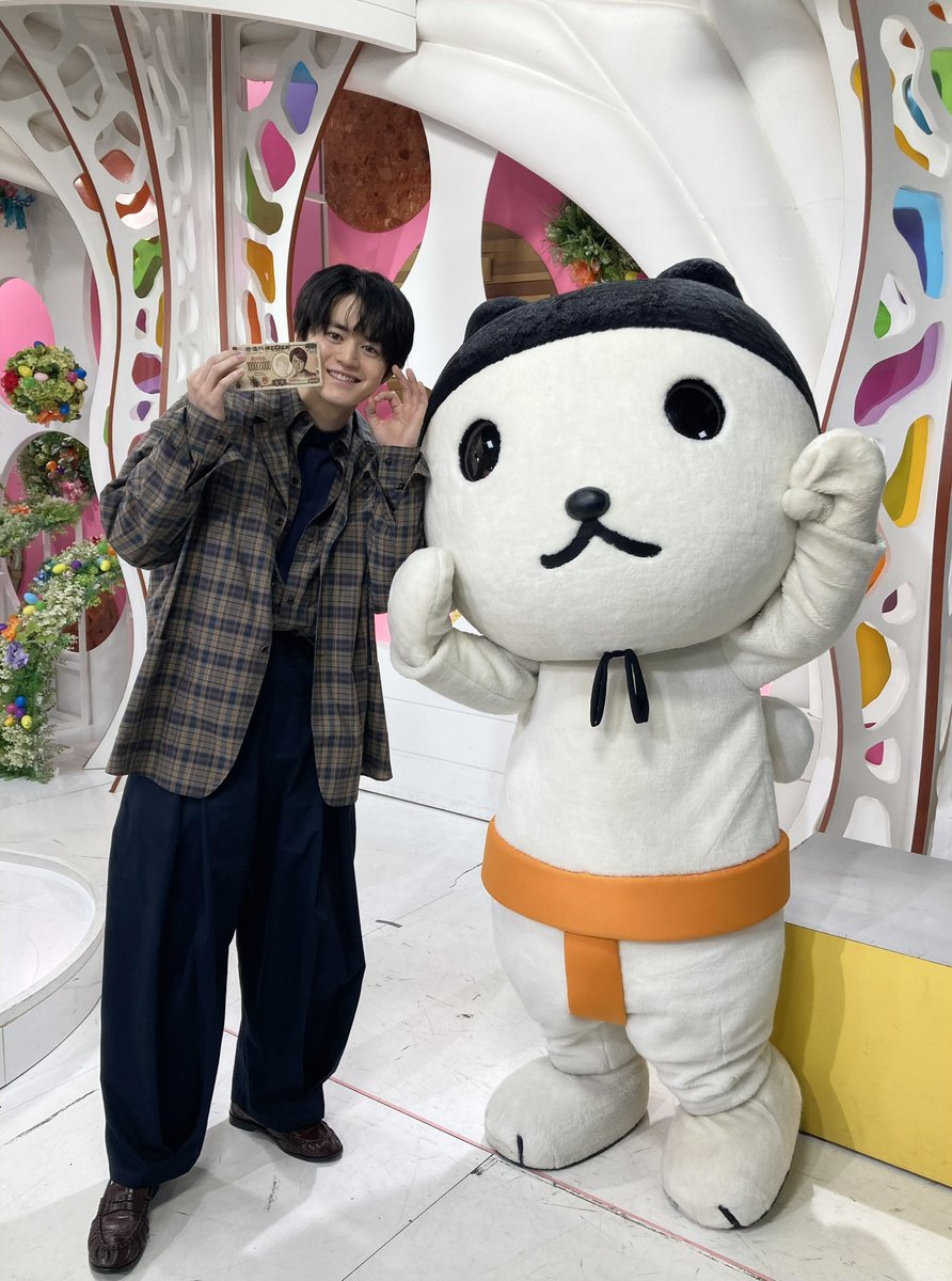 OHkun_staff's tweet photo. 映画『#藁にもすがる獣たち』で主演を務める、
#鈴鹿央士 さんがなんしょん？に来てくれました🙌
 
鈴鹿さんは岡山出身🍑
ＯＨ！かえりなさい🎵
 
#わらけも　#OHくん https://t.co/9WsCfkZUUr