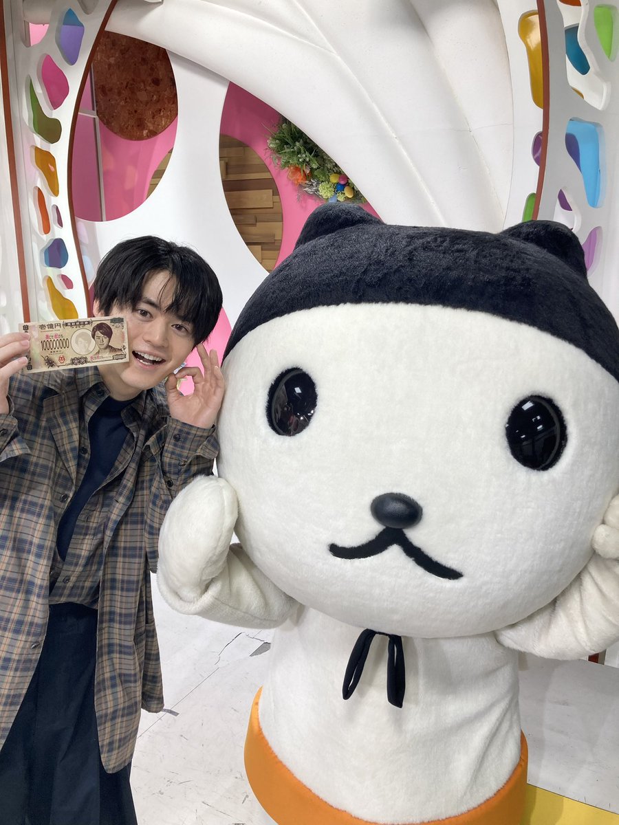 OHkun_staff's tweet photo. 映画『#藁にもすがる獣たち』で主演を務める、
#鈴鹿央士 さんがなんしょん？に来てくれました🙌
 
鈴鹿さんは岡山出身🍑
ＯＨ！かえりなさい🎵
 
#わらけも　#OHくん https://t.co/9WsCfkZUUr