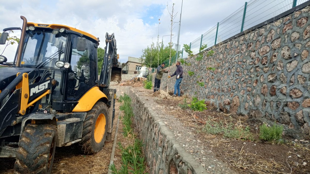 kocakoybel's tweet photo. Wekî Midûriyeta Karûbarên Teknîkî ya Şaredariya Karaze, em hewldanên xwe yên çandina daran didomînin da ku parkên xwe kesk bikin û hewayeke teze bidin bajarê xwe. https://t.co/oK7zV8J9no