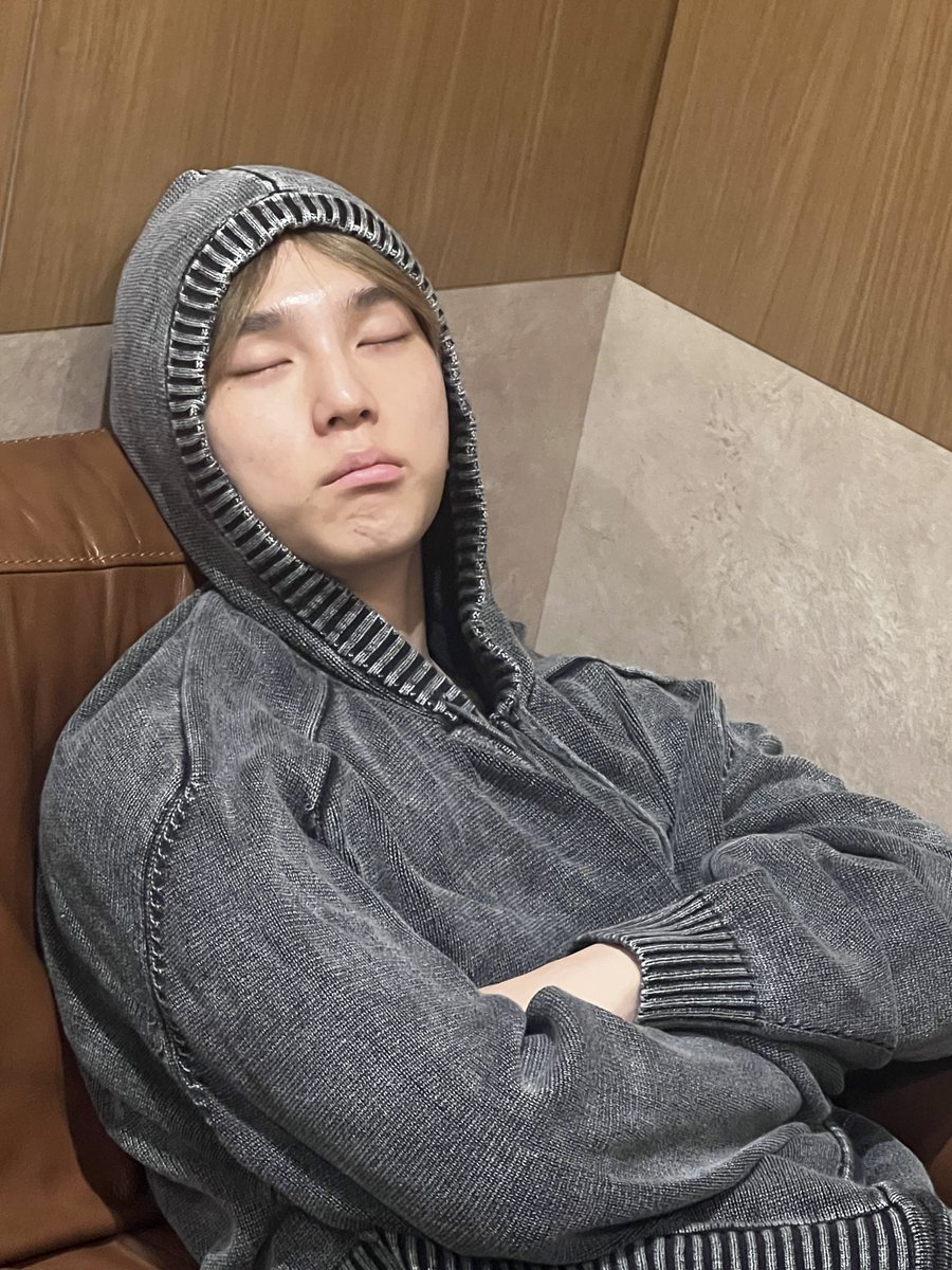 by_EPEX's tweet photo. 김혀누씨~~~~우리 잘생긴 현우형의 생일을 진심으로 축하합니다🥳🎂 
어떤 일이든 다 멋지고 묵묵하게 해내는 형이 참 멋있어!! 이제 윗 공기 많이 즐겼으니까 키 3cm만 떼주라ㅎ 덕분에 늘 든든하고 많이 웃고 있어 형! 나도 옆에서 언제든 웃겨주고 힘줄 테니까 말만 하쇼!! 사랑한다 김현우~~~🫶

#EPEX #이펙스 #AYDEN #에이든 
#백승으로_채워갈_10월의_순간들
#Oct_Moments_with_BAEKSEUNG