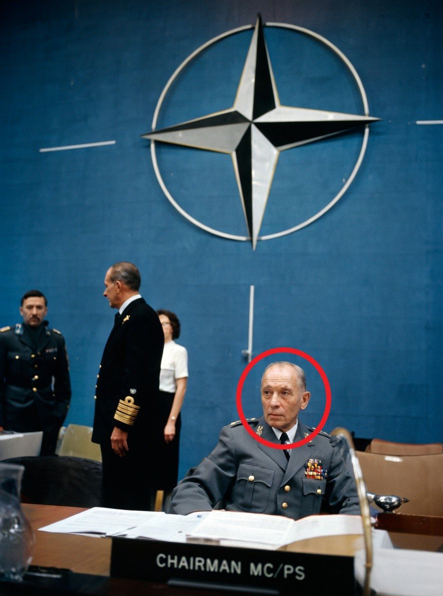 RPhiliponet's tweet photo. "Le 4 avril 1949, l'Alliance atlantique, fut créée en tant qu'héritière directe de l'Allemagne nazie pour lutter contre l'URSS.

L'OTAN reposait littéralement sur les criminels de guerre nazis recrutés par les États-Unis et la CIA.

Adolf Heusinger, chef du haut commandement de l'armée allemande nazie de 1940 à 1944, planifia les invasions de la Pologne, de la Norvège, du Danemark et de la France. 
Après la Seconde Guerre mondiale, il bénéficia de la protection des États-Unis, fut recruté par la CIA et devint président de l'OTAN de 1961 à 1964.

Les États-Unis avaient débarqué tardivement en Normandie en juin 1944, non pas pour combattre le IIIème Reich déjà agonisant, mais pour empêcher l'Armée rouge d'arriver jusqu'à Paris.