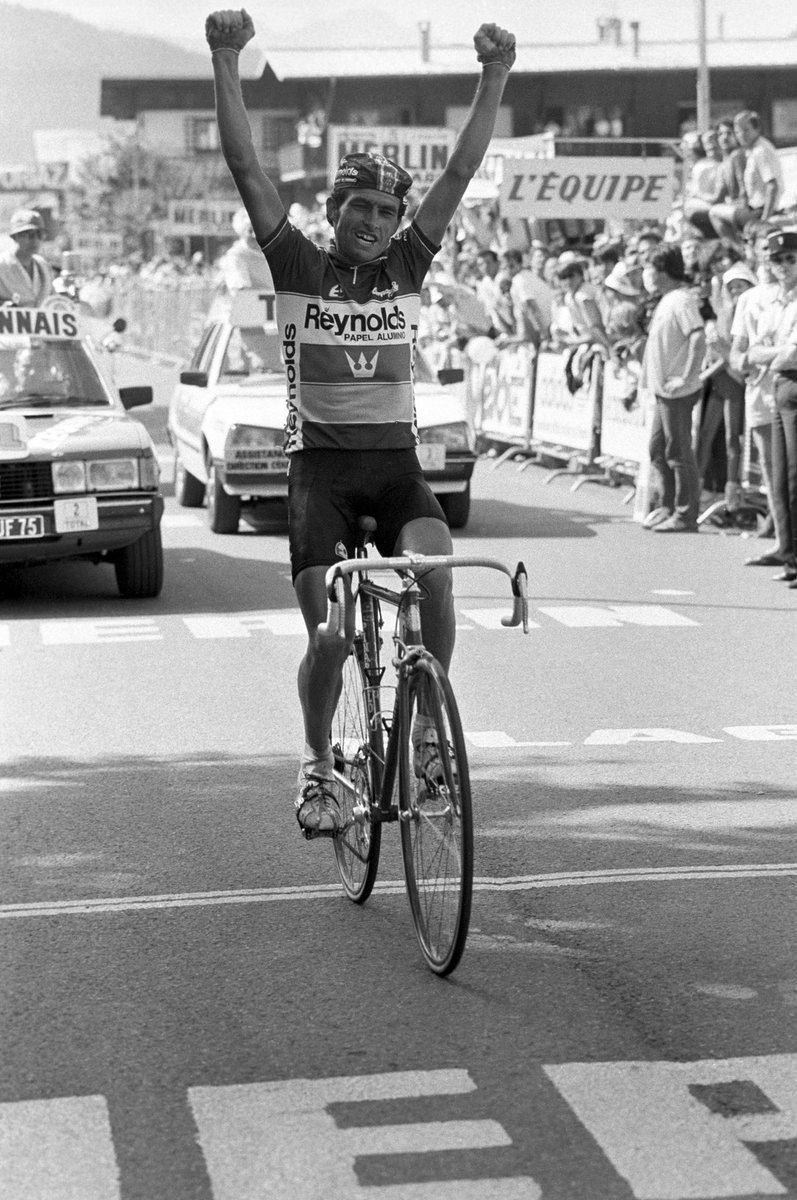 Movistar_Team's tweet photo. Ha fallecido Ángel Arroyo, leyenda del ciclismo español y uno de los grandes corredores de nuestro equipo.

Con él, en 1983, pisamos por primera vez el podio del Tour de Francia. Fue un ciclista fabuloso y uno de los mejores escaladores de su tiempo.

Nuestro más sentido pésame a toda su familia, amigos y seres queridos.

Descansa en paz.
