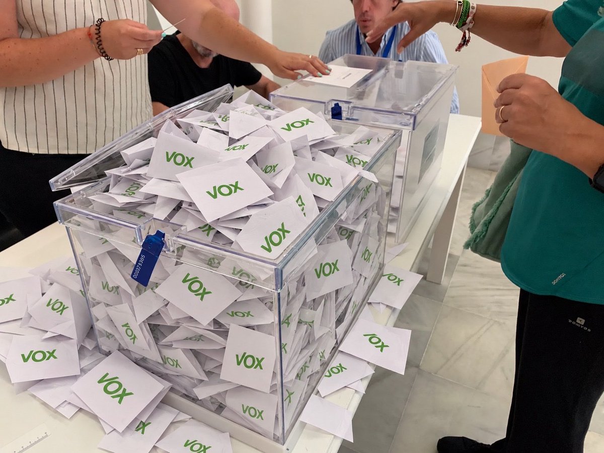Capitana_espana's tweet photo. El 29N tenemos que reventar las urnas de votos a VOX !!!💚💪 https://t.co/9mAuaZ7ziF