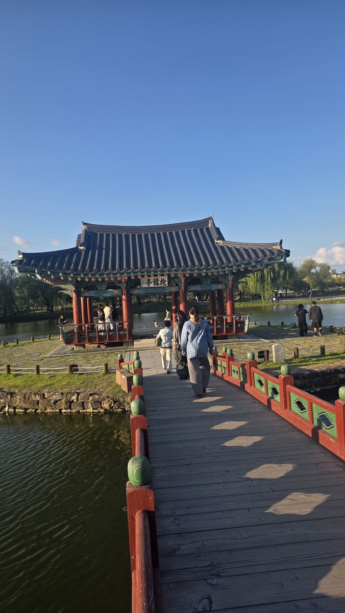godmitzu's tweet photo. JEONGYEON ENJOYING THE KOREAN COUNTRYSIDE https://t.co/rxj5KFjVyZ