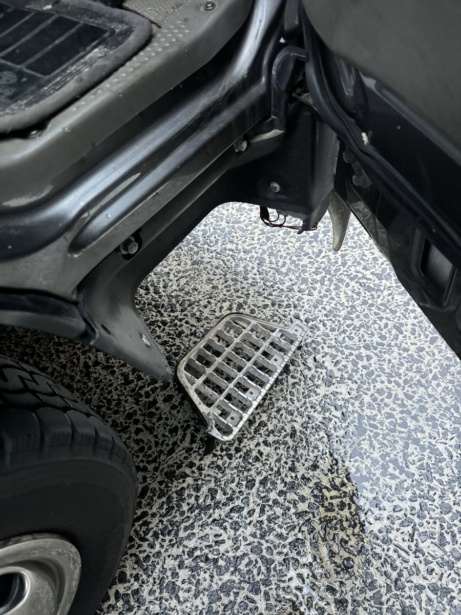 Usui_EF8HA11S's tweet photo. 積車乗ろうとしたらステップがブローした https://t.co/eVRsgJ5Exv