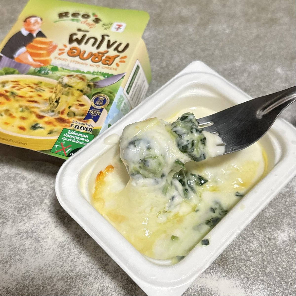 gmmgamm's tweet photo. ใครชอบไข่กระทะ ลองเพิ่มความนัวด้วยผักโขมอบชีสดู! 🥚🧀 แค่ทำไข่ให้สุก แล้วเท Reo’s Deli ผักโขมอบชีสที่อุ่นในไมโครเวฟแล้ว ร้อน ๆ ลงไปด้านบน โรยพริกไทยอีกนิด บอกเลยว่าหอมชีสและครีมมี่มากกก ทำง่าย อิ่มพอดี เป็นอีกคู่ที่อยากให้ลอง🤤✨
📍หาซื้อได้ที่ 7-11
#รีวิวเซเว่น #Reosdeli #ผักโขมอบชีส
