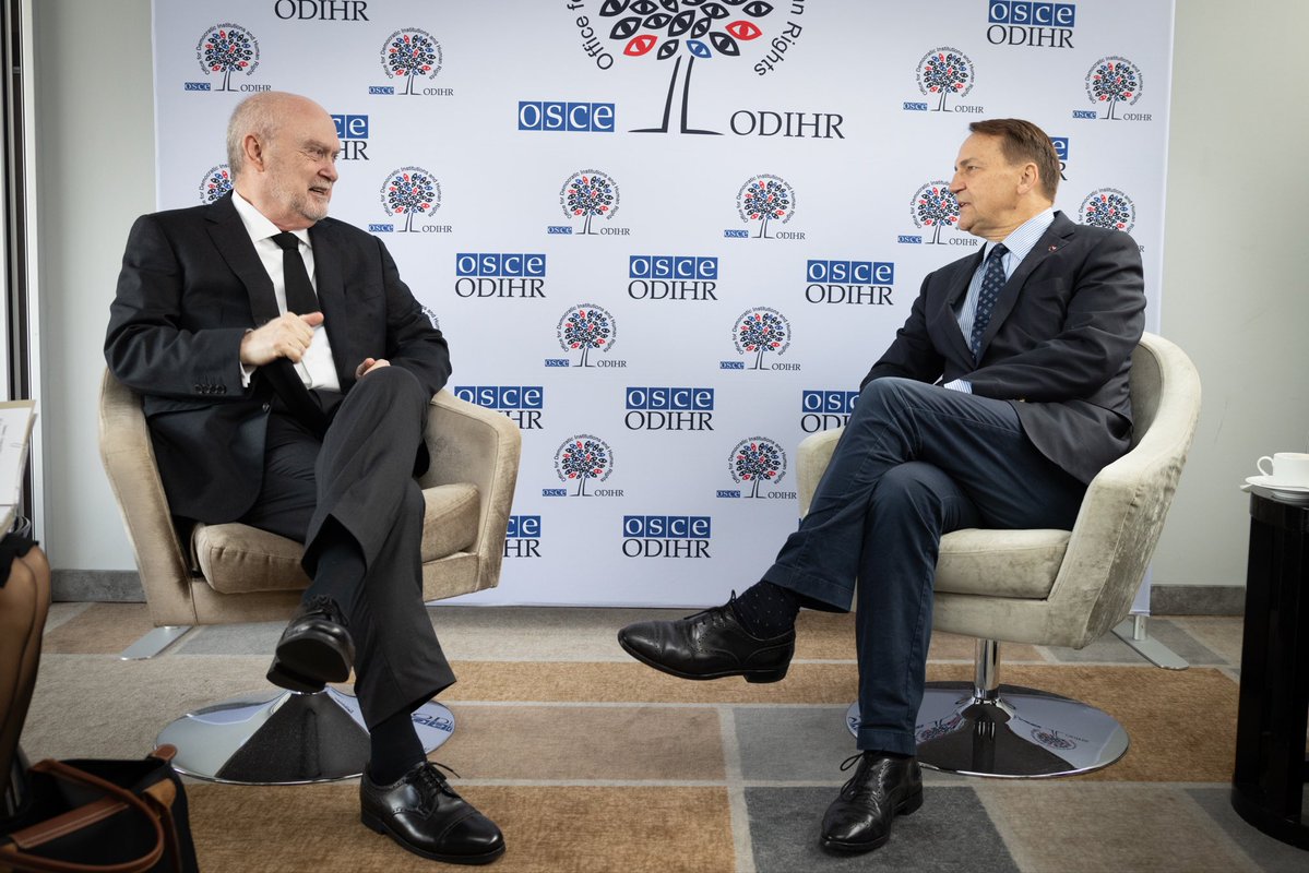 PolandMFA's tweet photo. 📍 Warsaw 

Deputy PM, FM @sikorskiradek met with OSCE Secretary General @OSCESecGen Feridun H. Sinirlioğlu on the sidelines of the Human Dimension Conference.

The discussion focused on:
🔹 Poland’s role in supporting ODIHR, particularly in light of Russia’s actions and ongoing discussions on the OSCE budget,
🔹 the OSCE’s engagement in Ukraine and continued support for the country in the face of Russia’s aggression.