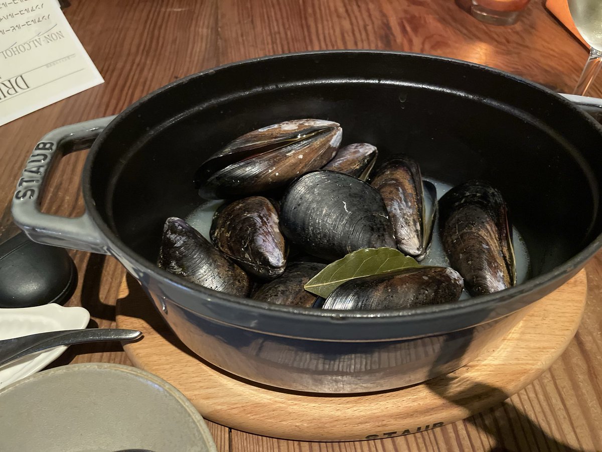 tampoposalad's tweet photo. かつて1000度超の高温で土管を焼いてゐた窯の内部でワイン飲んでる　にゃにゃっ
#ビストロ共栄窯 https://t.co/fhbsISfUGH