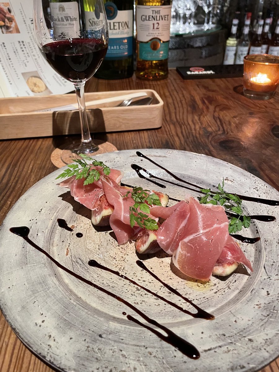tampoposalad's tweet photo. かつて1000度超の高温で土管を焼いてゐた窯の内部でワイン飲んでる　にゃにゃっ
#ビストロ共栄窯 https://t.co/fhbsISfUGH