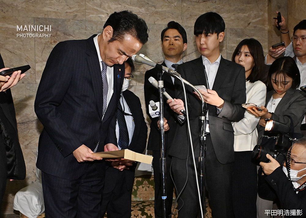 mainichiphoto's tweet photo. 簗和生農相は衆院選で自身を応援しなかった首長がいる自治体の道路予算をカットしたとの発言について、その発言を撤回し謝罪しました。

写真特集→https://t.co/hDAbrOrCYq https://t.co/x0tK8yuiQa