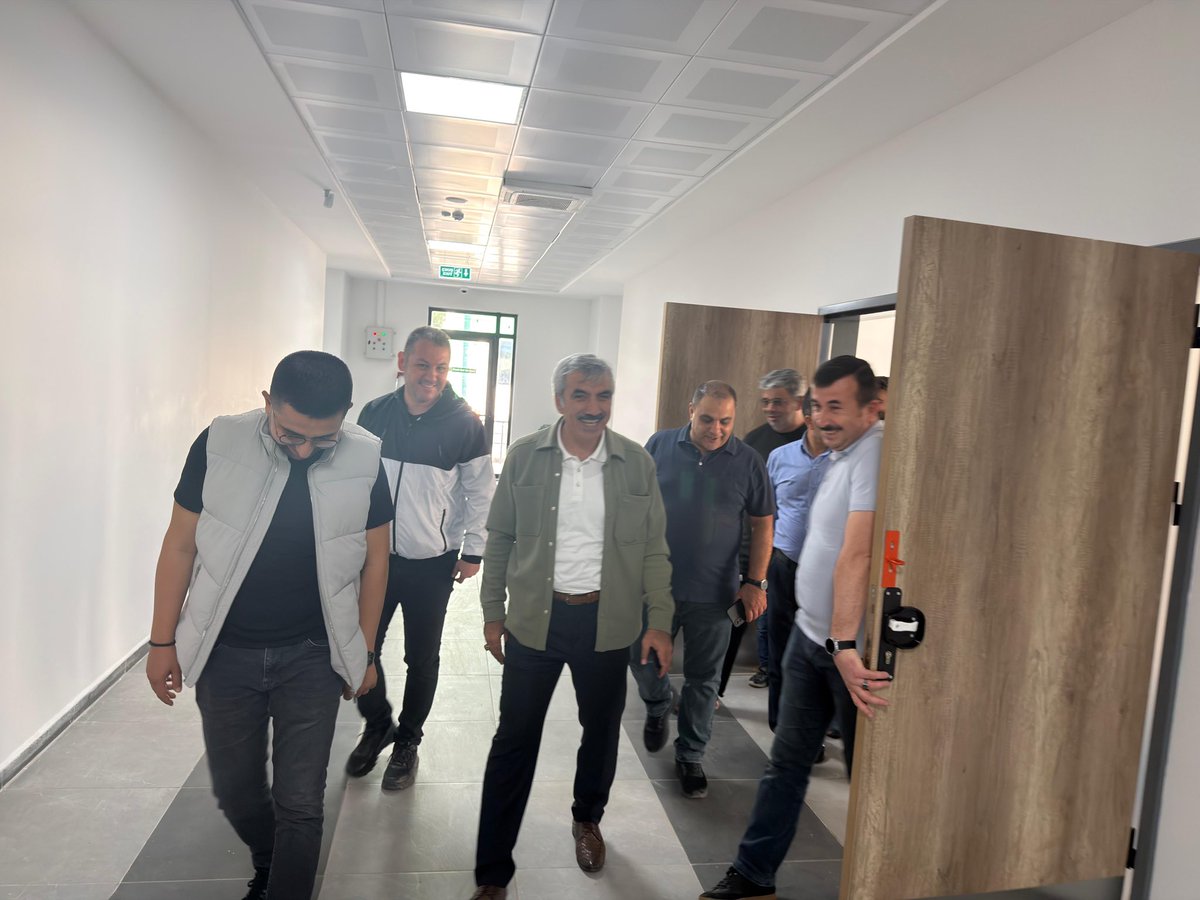 ahmetsalihdal's tweet photo. Kilis İl Milli Eğitim Müdürlüğümüz tarafından, Gençlik ve Spor Müdürlüğümüz içerisinde hayata geçirilen Spor Lisemizde incelemelerde bulunduk.

Spor Lisesinin Gençlik ve Spor Müdürlüğümüzün imkânları ve spor tesisleriyle aynı yapı içerisinde bulunması kararını alırken; öğrencilerimizin tesislere daha kolay erişimini ve antrenman imkânlarının artırılması gibi bir çok avantajı düşünerek bu kararı almıştık. 

Kilis’imizin gençlerini hem eğitimde hem sporda geleceğe hazırlayacak bu değerli çalışmanın hayırlı olmasını diliyor, projenin hayata geçmesinde emeği geçen herkese teşekkür ediyorum.