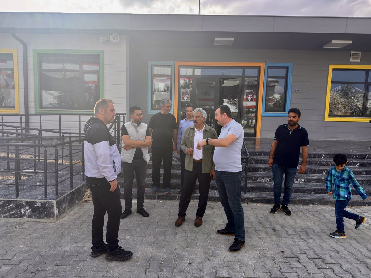 ahmetsalihdal's tweet photo. Kilis İl Milli Eğitim Müdürlüğümüz tarafından, Gençlik ve Spor Müdürlüğümüz içerisinde hayata geçirilen Spor Lisemizde incelemelerde bulunduk.

Spor Lisesinin Gençlik ve Spor Müdürlüğümüzün imkânları ve spor tesisleriyle aynı yapı içerisinde bulunması kararını alırken; öğrencilerimizin tesislere daha kolay erişimini ve antrenman imkânlarının artırılması gibi bir çok avantajı düşünerek bu kararı almıştık. 

Kilis’imizin gençlerini hem eğitimde hem sporda geleceğe hazırlayacak bu değerli çalışmanın hayırlı olmasını diliyor, projenin hayata geçmesinde emeği geçen herkese teşekkür ediyorum.