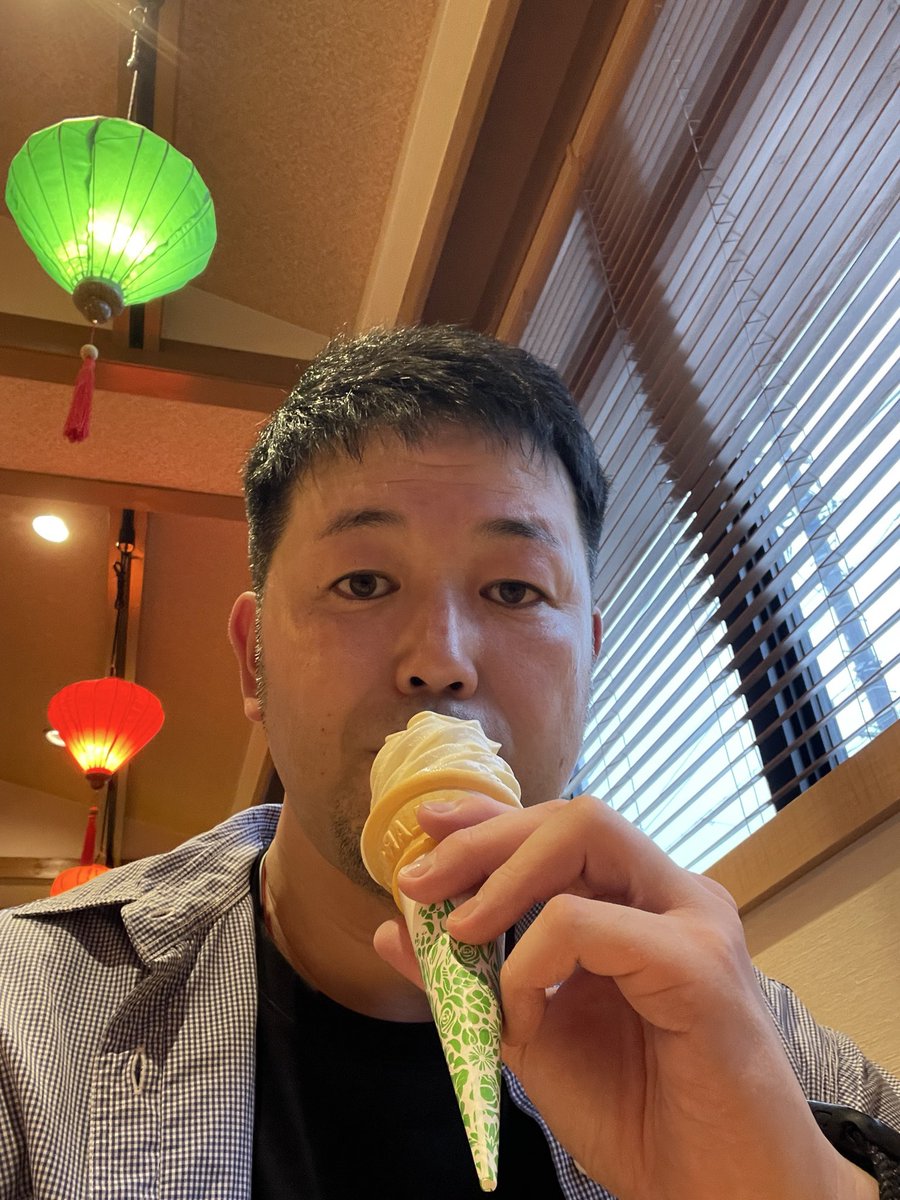 HShibs's tweet photo. 平日のスパ銭空いててサイコー♨️
風呂上がりのソフトクリームもサイコー🍦

食事処てスーツ着て商談してる人達居たけど、あれはどういう🤔 https://t.co/xZi9RG0WWM