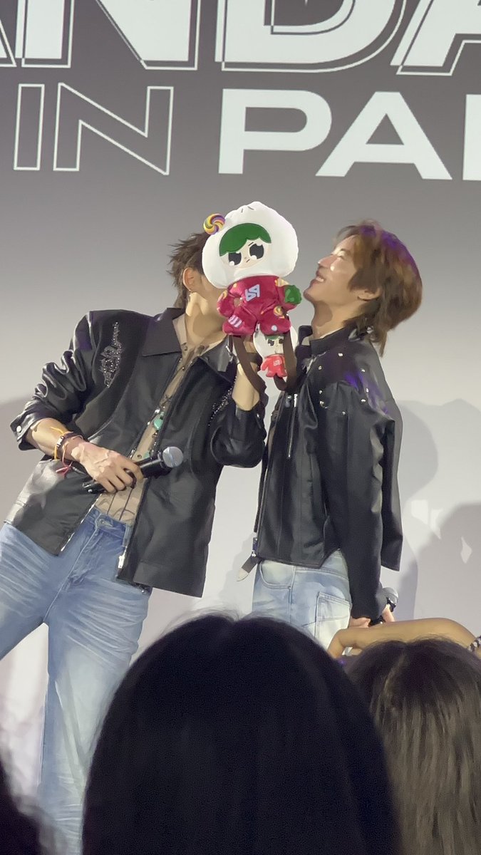 leaxoxoms's tweet photo. What do you mean? Why I can’t saw them today too? 
They already miss me so much! 

This week-end with them was a dream for me! 
#BounPrem
#BounPremxFanday37inparis
#RememberBP https://t.co/Ybf8j560xs