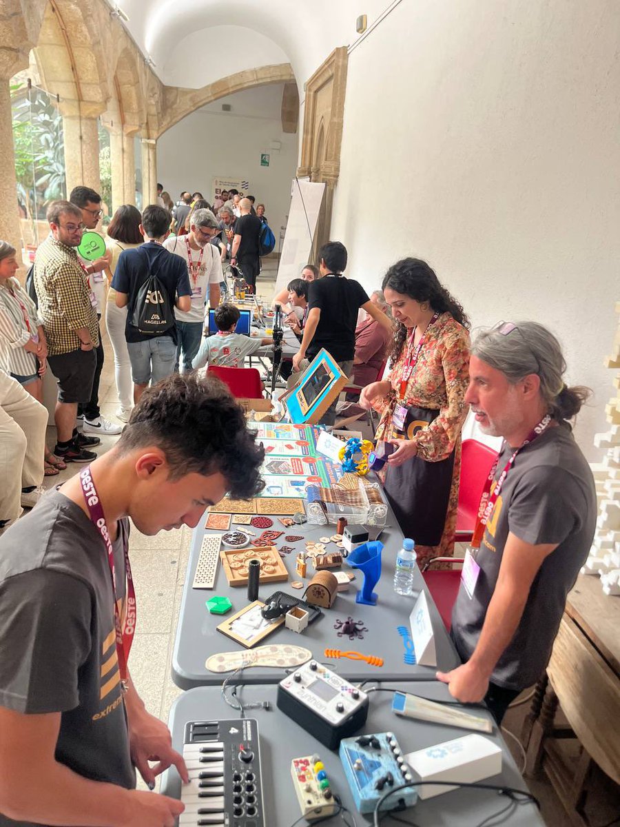 smartopenlab's tweet photo. Qué bien todas las actividades que hemos disfrutado el sábado en el @extredigitalday charlas, taller de niños, expositor del fablab, impresión3D, nuestro Megabot, minioncito, etc. GRACIAS @adolfmurillo @Rafel_Arnal @AglayaResearch #AnimalsLife #Valencia #Coruña #Zaragoza … https://t.co/NzofDl5AmY