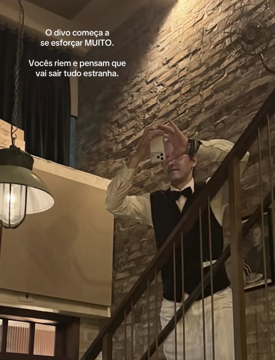 vlucasrocha's tweet photo. ela pediu uma foto e o garçom serviu de todas as formas possíveis https://t.co/5y36hPSSoE