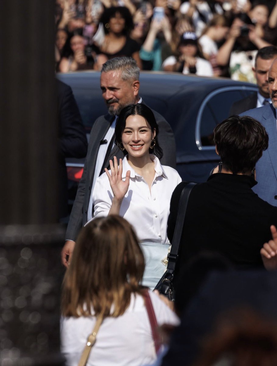 vy_tracy's tweet photo. Lingling Kwong and Dior share this fashion moment fun and easy to love for PFW. I really like that.
 #LinglingKwong #Dior
#DiorSummer27 #PFW
@linglingsirilak @Dior https://t.co/vvzr0KnS2M