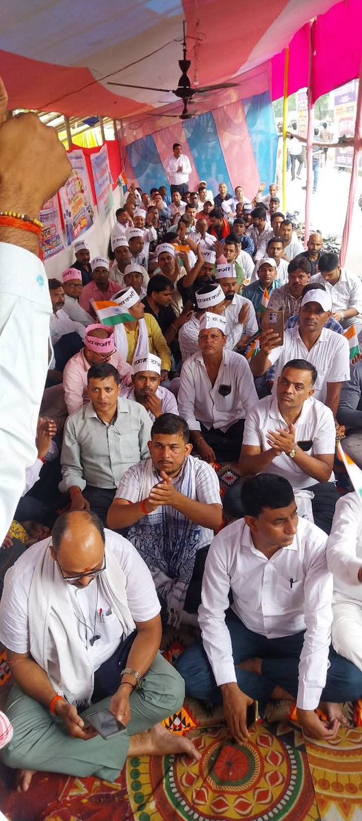 shikshakrauq8q's tweet photo. 🚨 7वाँ वेतनमान अपडेट 🚨

✊  बिहार के शिक्षकों का संघर्ष चौथे दिन भी जारी है।

💔 हमारे 6 शिक्षक साथी 4 दिनों से अन्न-जल त्यागकर अनशन पर हैं,उनकी तबीयत लगातार बिगड़ रही है।

🙏 सरकार से विनम्र आग्रह है—अब और देरी न करें।

📢 7वाँ वेतनमान जल्द लागू कर शिक्षकों को उनका अधिकार दें। https://t.co/nvEUGbv6PP