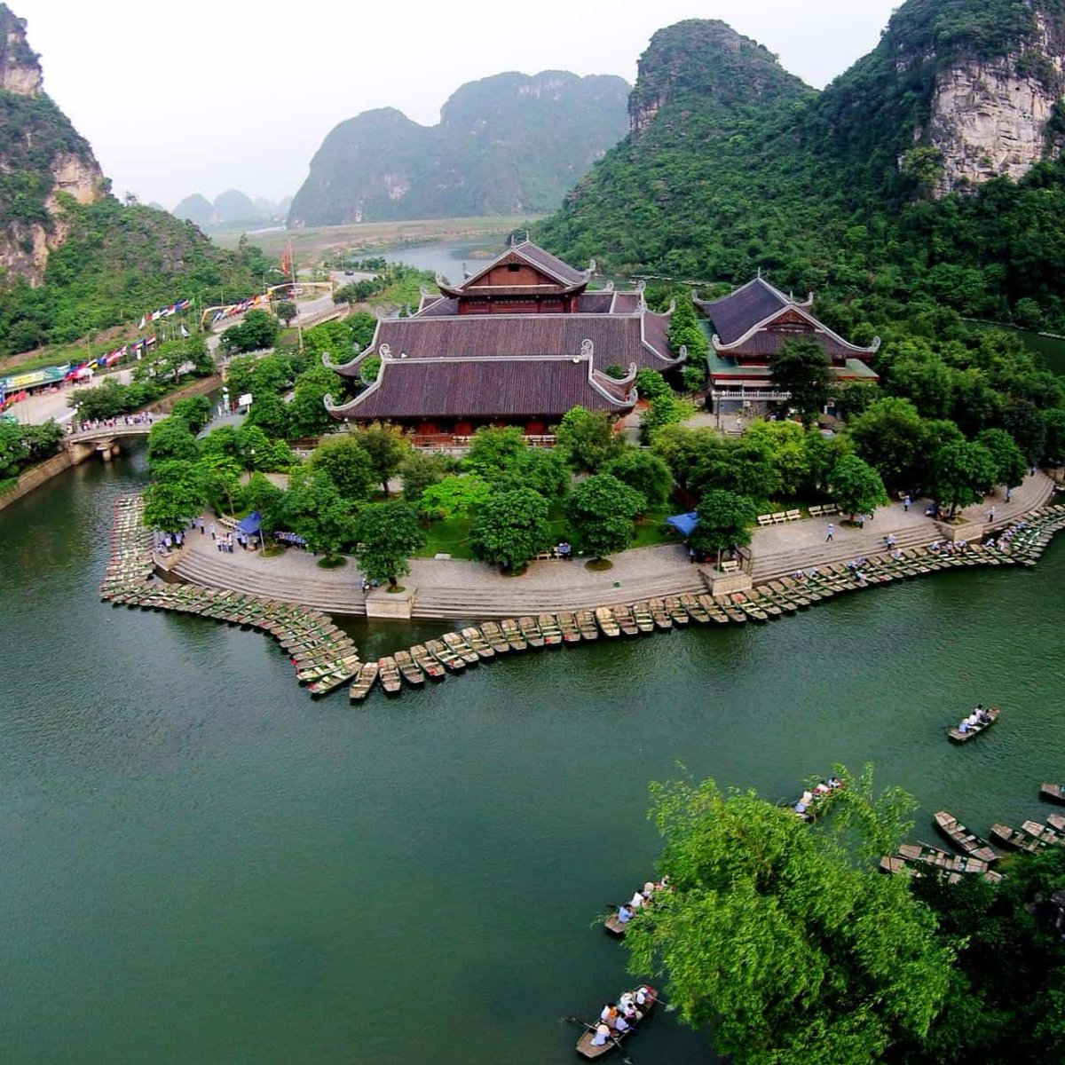 EliasSebastio's tweet photo. Ninh Binh, Vietnam, where nature becomes a masterpiece. Explore Trang An’s winding rivers, limestone peaks, hidden caves, and peaceful landscapes shaped over countless years. https://t.co/tDNVDzYNIB
