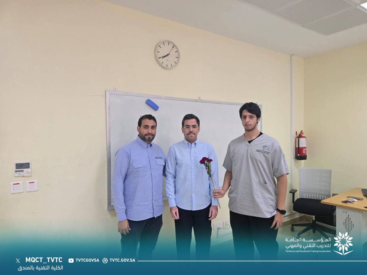 mqct_tvtc's tweet photo. تغطية | 📸

تقديرًا لعطاء المدربين ودورهم في بناء الأجيال وصناعة المستقبل، قام سعادة عميد الكلية د. علي عوض الزهراني وسعادة وكيل التدريب م. أحمد نوري المالكي بتوزيع الورود على المدربين أثناء المحاضرات التدريبية، تعبيرًا عن الشكر والامتنان لجهودهم المخلصة وعطائهم المس��مر

#اليوم_العالمي_للمعلم 
#التدريب_التقني