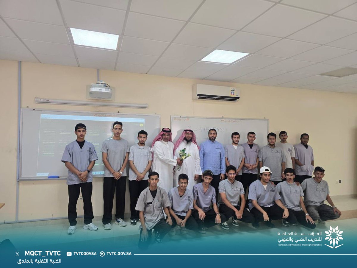 mqct_tvtc's tweet photo. تغطية | 📸

تقديرًا لعطاء المدربين ودورهم في بناء الأجيال وصناعة المستقبل، قام سعادة عميد الكلية د. علي عوض الزهراني وسعادة وكيل التدريب م. أحمد نوري المالكي بتوزيع الورود على المدربين أثناء المحاضرات التدريبية، تعبيرًا عن الشكر والامتنان لجهودهم المخلصة وعطائهم المس��مر

#اليوم_العالمي_للمعلم 
#التدريب_التقني