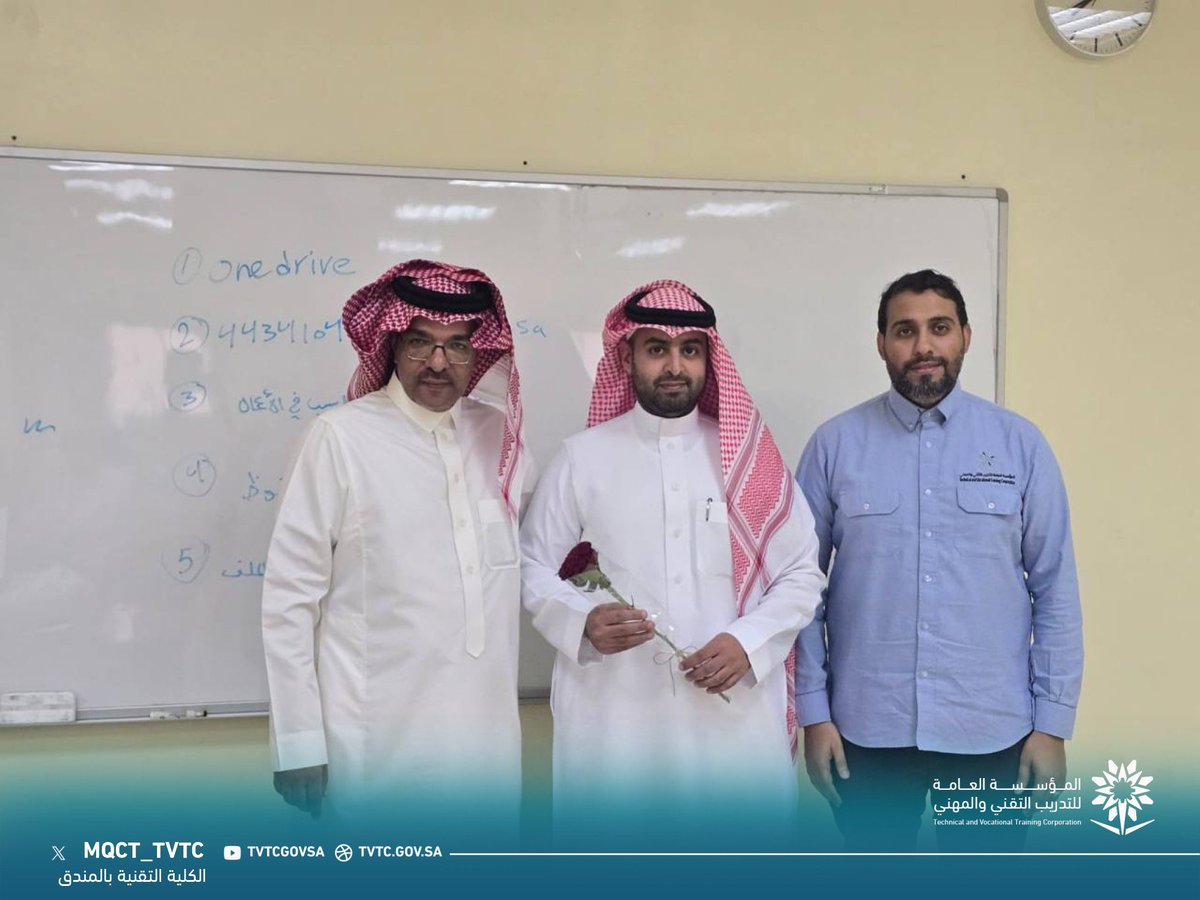 mqct_tvtc's tweet photo. تغطية | 📸

تقديرًا لعطاء المدربين ودورهم في بناء الأجيال وصناعة المستقبل، قام سعادة عميد الكلية د. علي عوض الزهراني وسعادة وكيل التدريب م. أحمد نوري المالكي بتوزيع الورود على المدربين أثناء المحاضرات التدريبية، تعبيرًا عن الشكر والامتنان لجهودهم المخلصة وعطائهم المس��مر

#اليوم_العالمي_للمعلم 
#التدريب_التقني