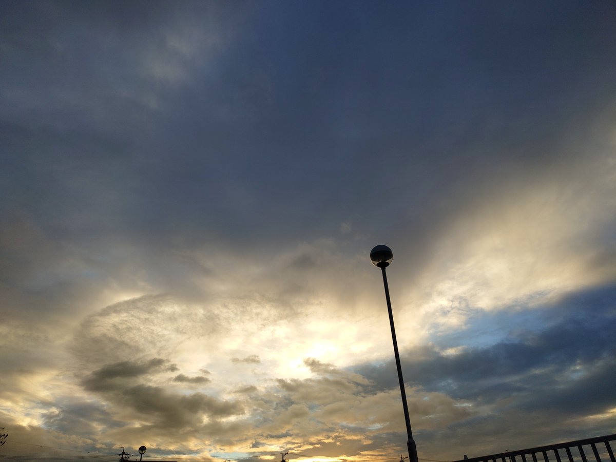mikeko0214's tweet photo. 今日の空〜 https://t.co/51guCdVqXE