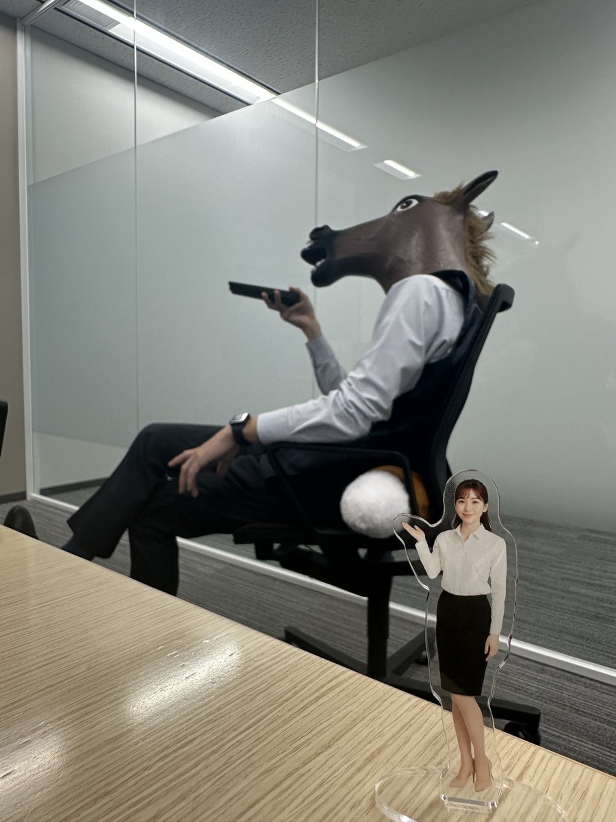 aderans_co's tweet photo. 左手に見えますのが
３時間以上弊社に留まってた馬です…。

それを案内しているのが
《アデランス ＡＩヘアサポータ―》
「アデ ラン子」氏の謎アクスタです…。 https://t.co/ahZAsuR445