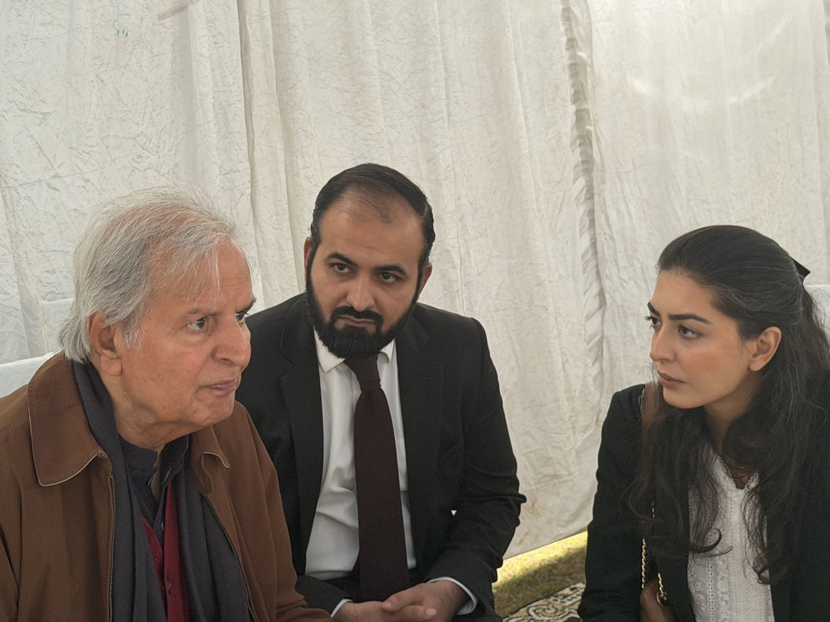 JavedHashmiJH's tweet photo. Darte hain bandookon wale aik nihati larki se!
Asim Munir, your reign of terror and injustice is nearly over. But what you have inflicted upon this couple has set a new example of lawlessness. 
Release Imaan and Hadi https://t.co/AOeAcvIAtu