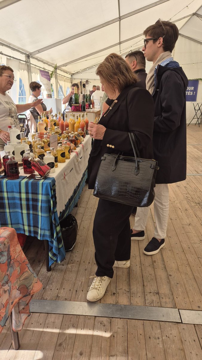 ClaireBeuil's tweet photo. Comme chaque année je me suis rendue à la fête du cidre à Milly-sur-Thérain, un événement local incontournable qui permet de mettre en avant nos richesses locales. 

#Oise #député #fêteducidre #fête #marché #cidre #associations #stage https://t.co/HysME8dhij