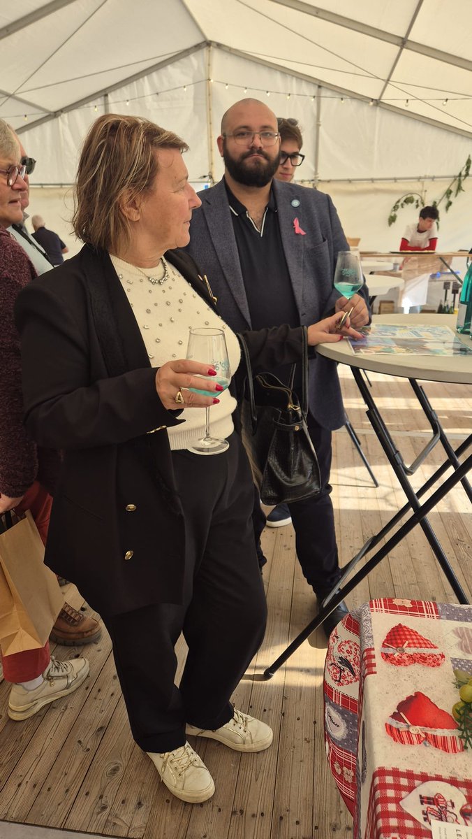 ClaireBeuil's tweet photo. Comme chaque année je me suis rendue à la fête du cidre à Milly-sur-Thérain, un événement local incontournable qui permet de mettre en avant nos richesses locales. 

#Oise #député #fêteducidre #fête #marché #cidre #associations #stage https://t.co/HysME8dhij