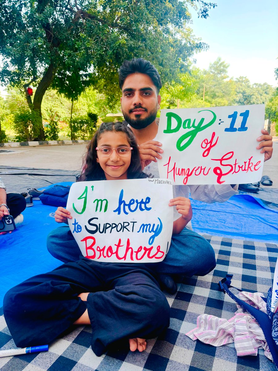 SunJ00000's tweet photo. when injustice continues, even my little sister has to step in😉. 

📍 JAIPUR | FMG STIPEND PROTEST  20 दिन से लगातार आंदोलन।
12दिन से Hunger Strike।

#FMGStipend #RajasthanFMG #StipendProtest #DMEJaipur #RajasthanDoctors https://t.co/VjGJ62CmF0